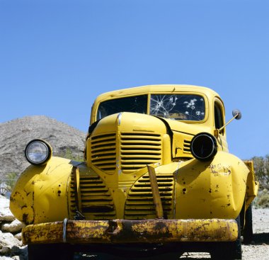 terk edilmiş bir sarı bonnie ve clyde araç
