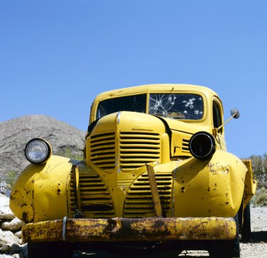 An yellow abandoned Bonnie and Clyde vehicle clipart