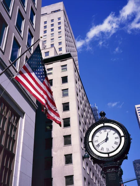 Classic style clock on Fifth Ave. in Manhattan. — Stock Photo, Image
