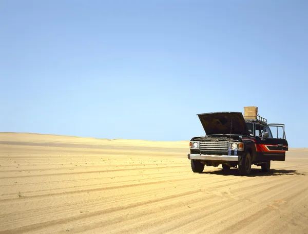 Quebrado 4WD no deserto — Fotografia de Stock