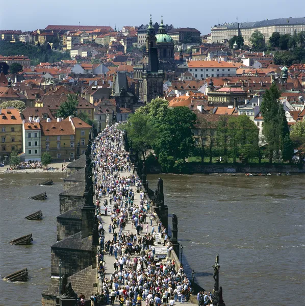 Broen over Vltava i Praha. – stockfoto