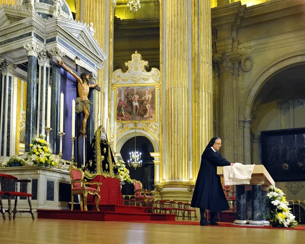 Freira católica romana preparando o altar — Fotografia de Stock