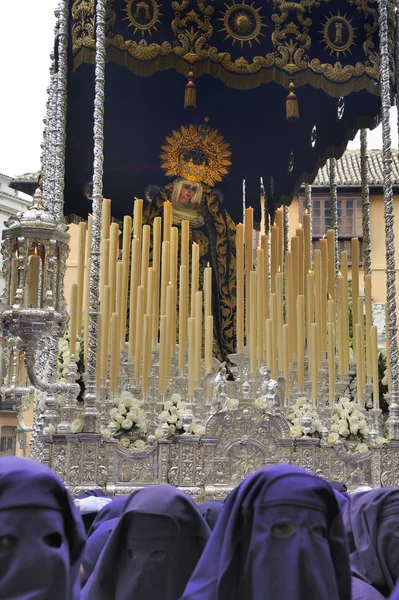 Costaleros bir tronos semana sırasında taşıyan santa Malaga, İspanya — Stok fotoğraf