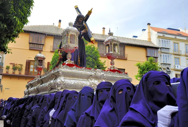 Costaleros rekening houdend met een trono tijdens semana santa in malaga, Spanje — Stockfoto