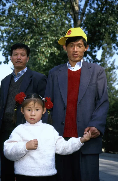 Dziewczynka z jej ojciec i wujek — Zdjęcie stockowe