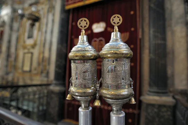 Rimonims argentés dans la synagogue — Photo