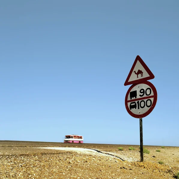 Sinal de trânsito no deserto — Fotografia de Stock