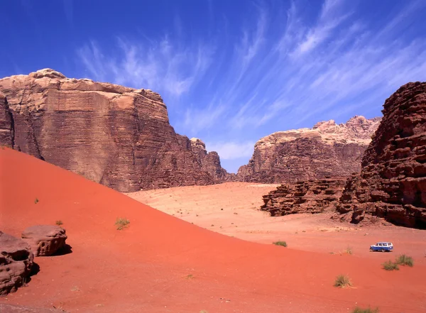 4 ruedas motrices en el desierto del ron Wadi en Jordania —  Fotos de Stock