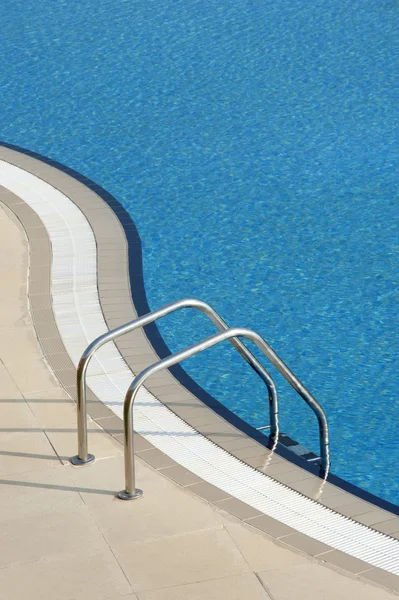 Яскраві сині плавальний басейн — стокове фото