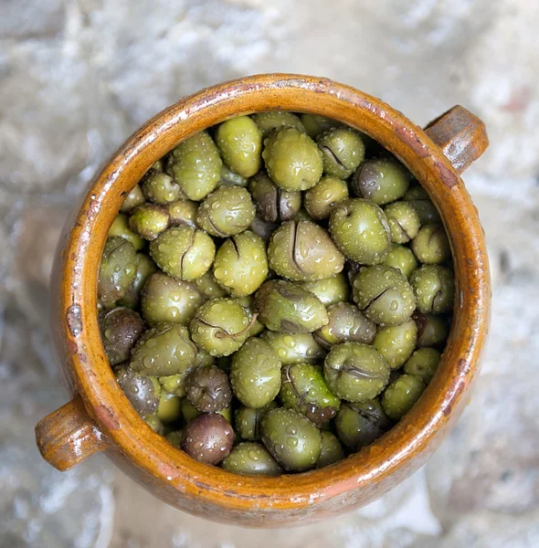 Bir tencerede yeşil zeytin — Stok fotoğraf