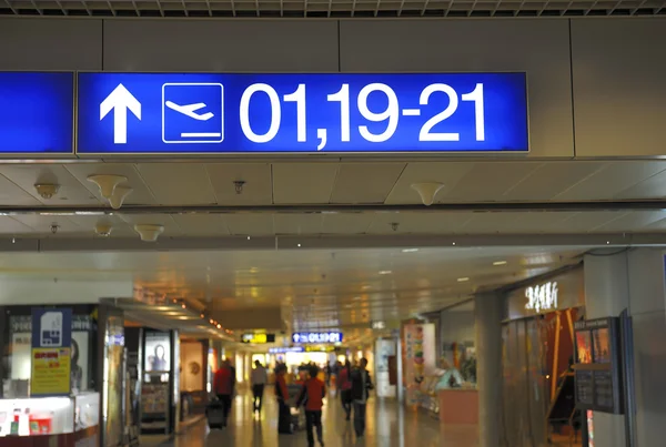 Carteles del aeropuerto con números de puerta al embarque — Foto de Stock