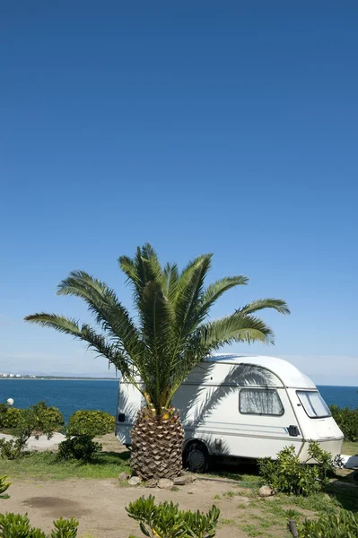 Deniz kenarındaki karavan — Stok fotoğraf