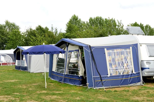 Tenten en een caravan — Stockfoto
