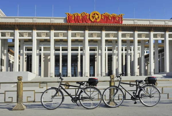 Zwei Fahrräder vor dem Nationalmuseum der chinesischen Geschichte in — Stockfoto