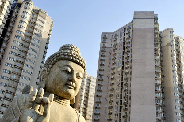 Buddha in front of apartment buildings — Stock Photo, Image