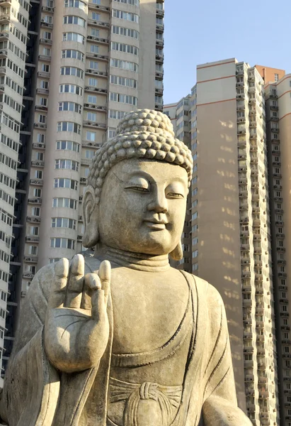 Bouddha devant les immeubles d'appartements — Photo