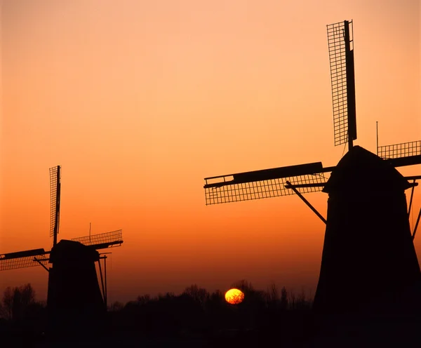 Moinhos de vento ao pôr do sol — Fotografia de Stock