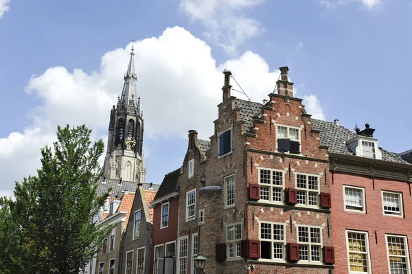 Igreja e casas em Delft — Fotografia de Stock