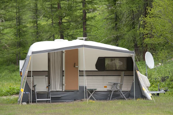 Caravan op camping — Stockfoto