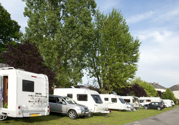 Caravanas e campistas no local de acampamento — Fotografia de Stock