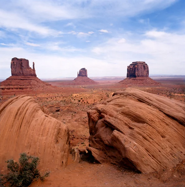 Velké skalní útvary v monument valley navajo park — Stock fotografie