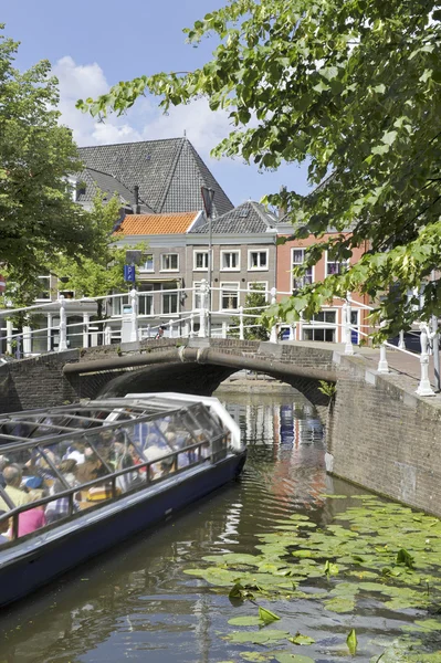 Barco turístico em Delft — Fotografia de Stock