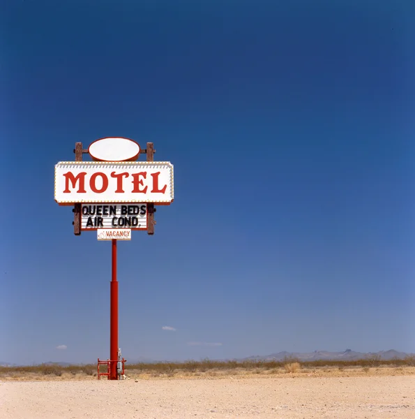 Staré označení motelu v poušti — Stock fotografie