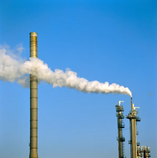 Tres chimeneas y humo — Foto de Stock