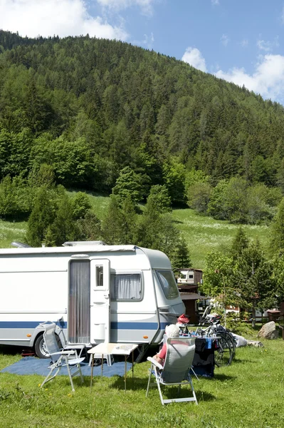 Kamp karavan ile — Stok fotoğraf