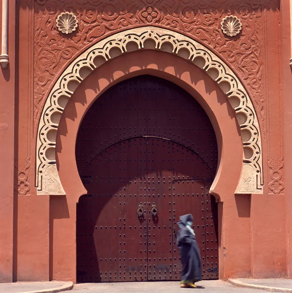 Marrakesh medina decorated gate — Stock Photo, Image