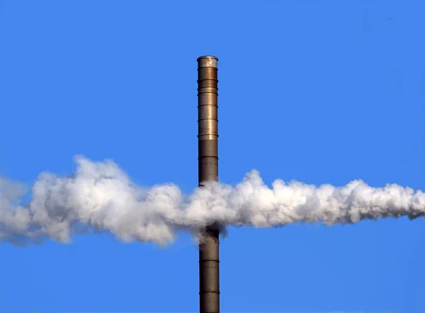 Una chimenea y humo — Foto de Stock