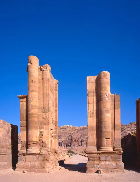 Temenos ворота в Petra — стокове фото