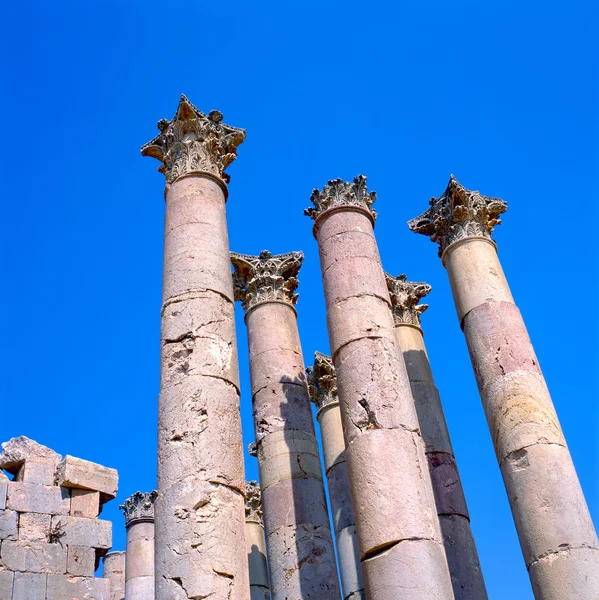 Korinthische zuilen in jerash — Stockfoto