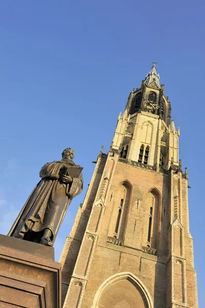 Marché de Delft avec vieille statue de Hugo de Groot — Photo