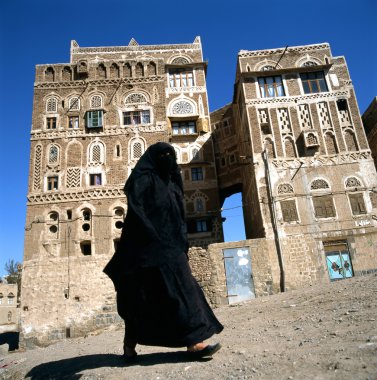 sanaa, yemen yürüyüş burka içinde Müslüman kadın