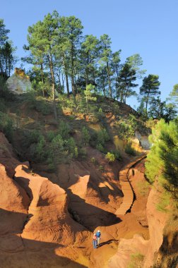 gün batımında Roussillon uçurumlar