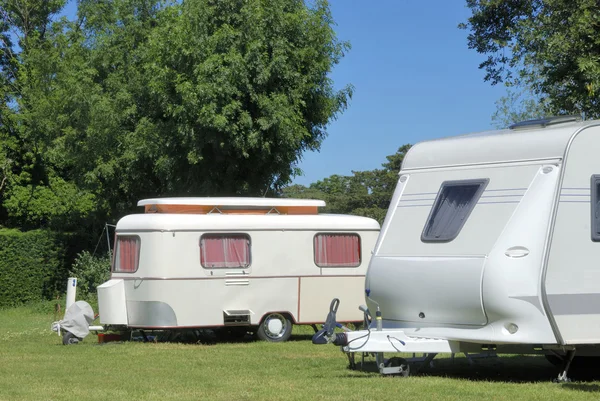 Husvagnar på en camping — Stockfoto