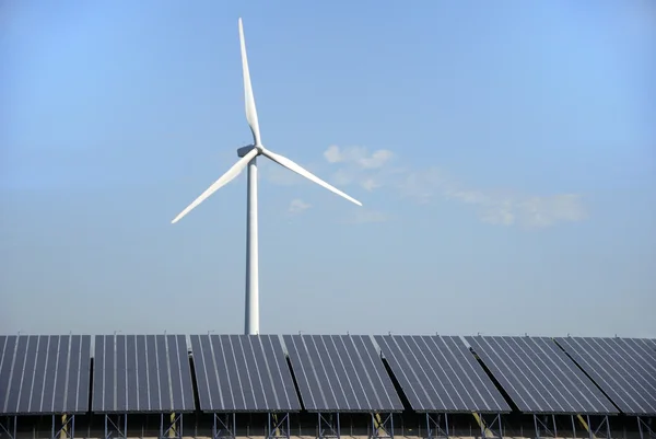 Солнечная и ветряная электростанции — стоковое фото