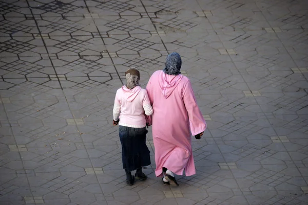 Ibu dan anak mengenakan pakaian tradisional . — Stok Foto
