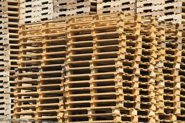 Uma pilha de paletes de madeira — Fotografia de Stock