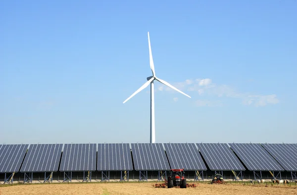 Solaranlage mit Windkraftanlage auf einem Bauernhof — Stockfoto