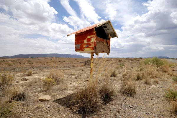 Postbox a sivatagban — Stock Fotó