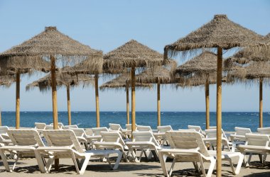 plaj sandalyeleri ve güneş şemsiyeleri