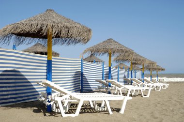 plaj sandalyeleri ve güneş şemsiyeleri