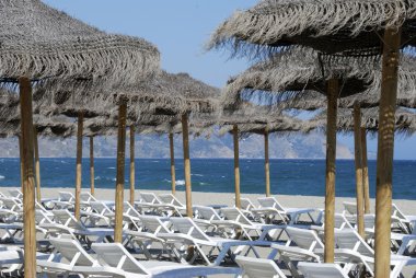 plaj sandalyeleri ve güneş şemsiyeleri