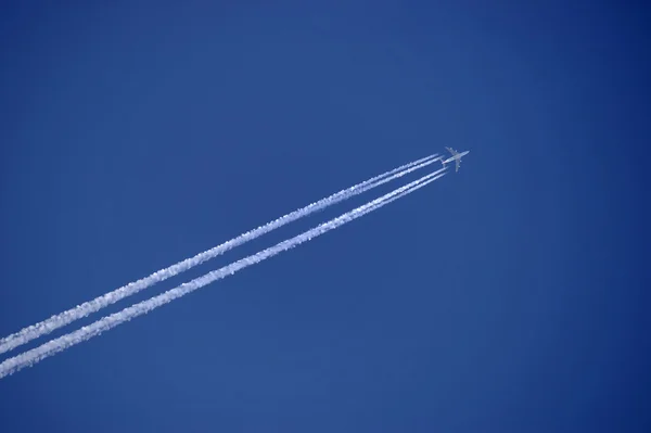 Dampfspur aus dem Flugzeug — Stockfoto