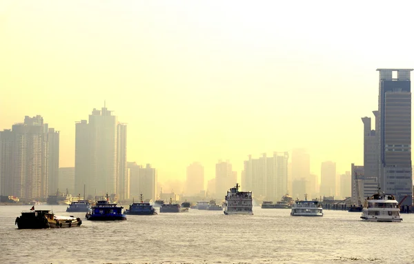 Navi sul fiume Huangpu a Shanghai, Cina — Foto Stock