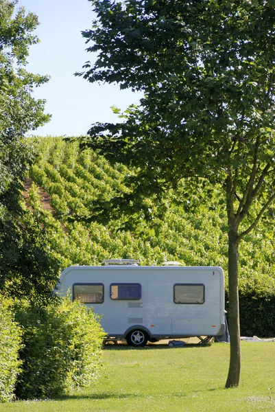 Caravan op camping in Frankrijk — Stockfoto