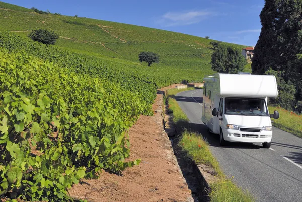 Husvagn på väg i Frankrike — Stockfoto