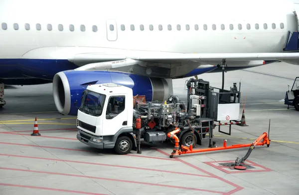 Reabastecimiento de combustible de un avión — Foto de Stock